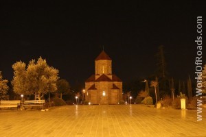 Во дворе Цминда Самеба (Тбилиси)