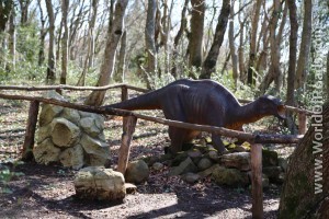 Фигуры динозавров. Сатаплия. Грузия.