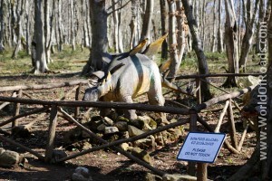 Фигуры динозавров. Сатаплия. Грузия.