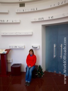 Удобные стулья внутри музея. Гобустан. Азербайджан