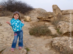 Свободный путешественник Настя в археологическом заповеднике Гобустан. Азербайджан