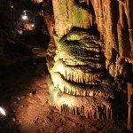 Освещение крупных сталагнатов в пещере