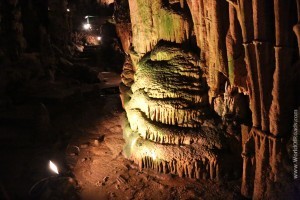 Освещение крупных сталагнатов в пещере